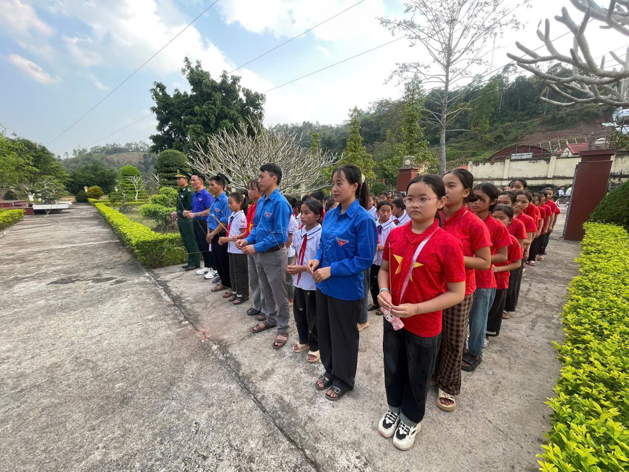 Dâng hương các anh hùng liệt sĩ